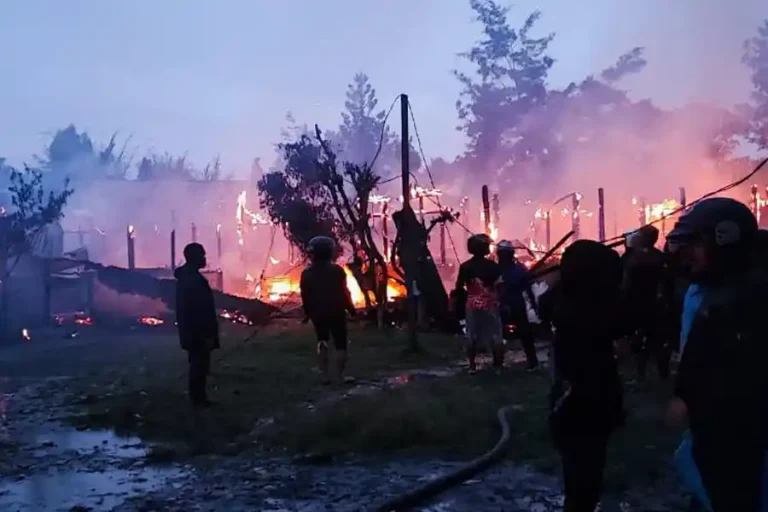 Aksi Pembakaran oleh Massa di Wamena Diduga Buntut Pembunuhan di Kabupaten Yalimo Aksi pembakaran dilakukan sekelompok masyarakat. Aksi ini diduga muncul sebagai dampak kasus pembunuhan di Kabupaten Yalimo (foto: Dok Humas Polri)