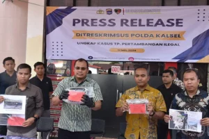 Direktorat Reserse Kriminal Khusus (Reskrimsus) Polda Kalimantan Selatan menunjukkan foto-foto kasus tindak pidana pertambangan ilegal (foto: Dok Humas Polri)