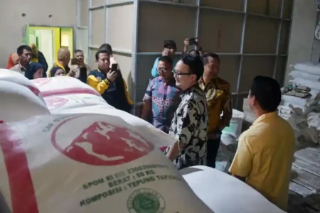 Siap Promosikan Produk Indonesia, Wamendag Jerry Sambuaga Dorong Ekspor Kerupuk Getas Pangkalpinang Wamendag Jerry Sambuaga saat mengunjungi pabrik getas milik UMKM Duo Ayu Sehati di Pangkalpinang, Kepulauan Bangka Belitung (foto: istimewa)