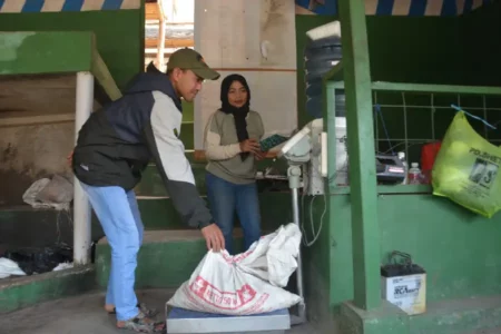 Perempuan yang Berdaulat di Perhutanan Sosial dan Membina 300-an Petani Kopi di Cisurupan (foto: Titik Kartitiani)
