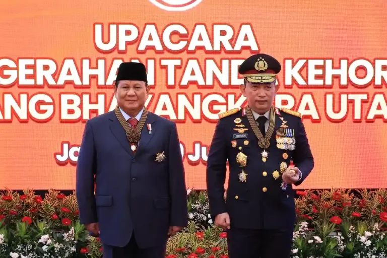 Menhan Prabowo Subianto Terima Penghargaan Bintang Bhayangkara Utama Polri Menhan Prabowo Subianto bersama Kapolri Jenderal Pol. Listyo Sigit Prabowo