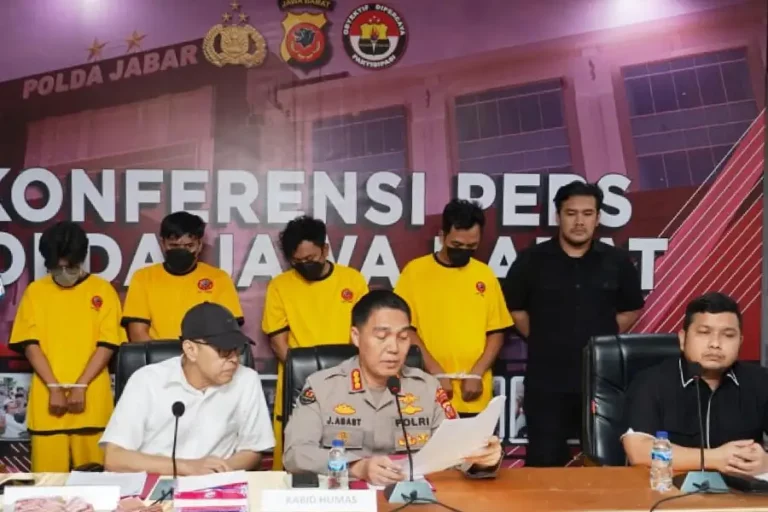 Kabid Humas Polda Jabar Kombes Pol Jules Abraham Abast saat menjelaskan pengungkapan tindak pidana judi online teroganisir di wilayah hukum Polda Jabar