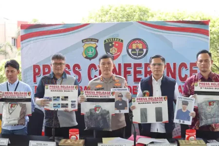 Petugas Polresta Bandara Soetta menunjukkan barang bukti kasus penipuan dengan modus tukar kartu ATM (foto: Dok Humas Polri)