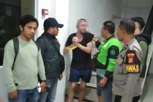Polisi Hentikan Aksi Cowboy WNA Asal Inggris Perampas Truk di Bali DAAH, WNA asal Inggris setelah berhasil diamankan pihak kepolisian (foto: Dok Humas Polri)