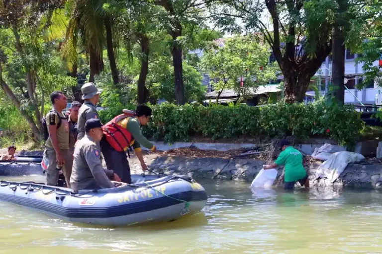 Wah, Masih Ada Warga Buang Limbah Hewan Kurban di Kalimas Surabaya