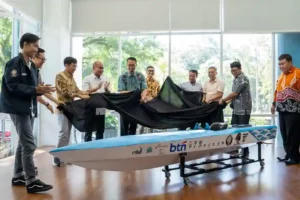 Kapal KH Nusantara Undip Siap Melaju dalam Kompetisi Yanagawa Solar Boat Jepang Kapal KH Nusantara saat ditampilkan di depan Rektor UNDIP yang diwakili oleh Wakil Rektor Bidang Akademik dan Kemahasiswaan (foto: Dok Humas Undip)