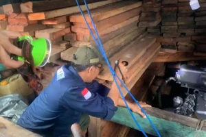 Bakamla RI Tangkap Kapal Pembawa Kayu Ilegal di Perairan Laut Banda Humas Bakamla RI