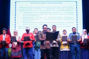 Pj. Gubernur Adhy mengajak seluruh komponen pemerintah, pendidik dan masyarakat bekerja sama dan bersatu memerangi narkoba.