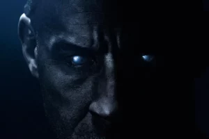 Sinopsis Riddick (2013), Petualangan Baru Vin Diesel Sebagai Antihero di Planet Tandus Ekspresi Vin Diesel dalam poster film Riddick (2013)