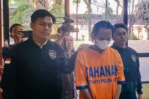 Operasikan 280 Situs Porno, Tersangka Asal Kota Malang ini Sempat Untung Rp 96 Juta Tersangka AAS di Polda Jawa Timur