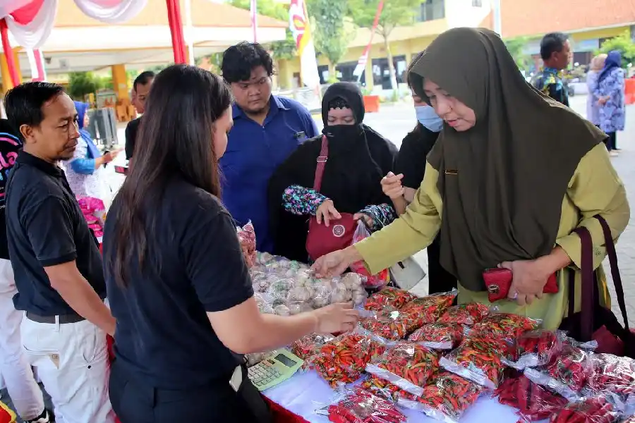 Warga memanfaatkan Gerakan Pangan Murah dengan belanja kebutuhan sehari-hari