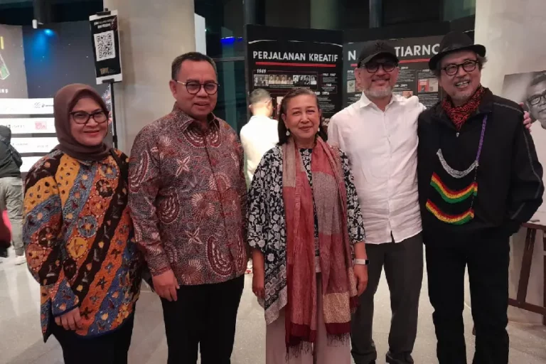 Sudirman Said berfoto bareng usai nonton pertunjukan Teater Koma