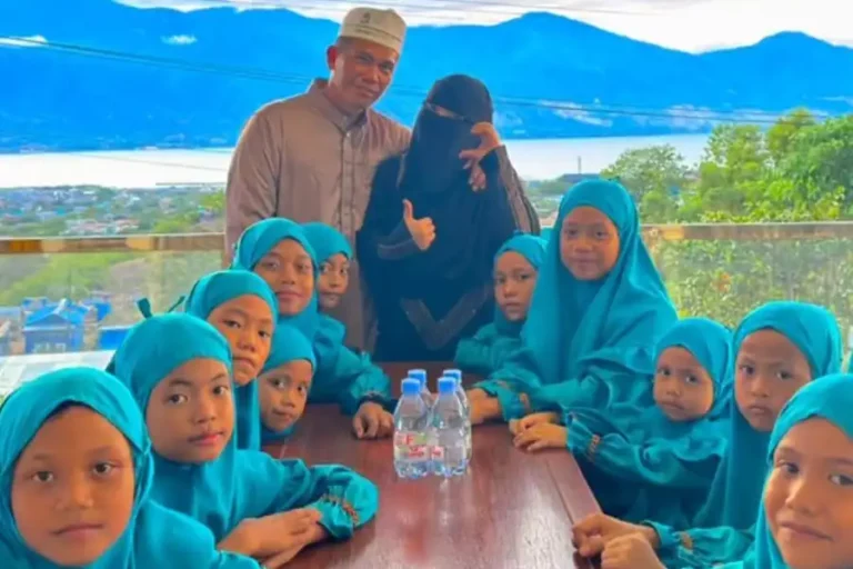 Aiptu Andi Yusnar bersana para santri (foto: Dok Humas Polri)