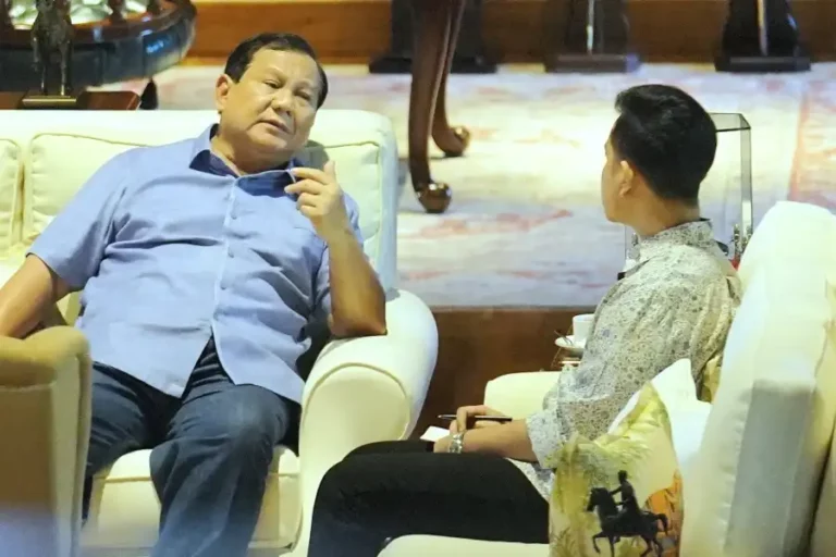 Prabowo dan Gibran Bincang Santai Sambil Menikmati Kopi Hambalang Momen Sabtu sore Prabowo Subianto dan Gibran Rakabuming Raka