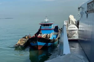 Bakamla RI Geledah Tiga Kapal Tambang Pasir Ilegal di Perairan Karimun (foto: Dok Humas Bakamla RI)