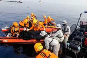 Bakamla RI bersama Tim SAR Gabungan Temukan Korban Tenggelam di Jakarta Utara Personel Bakamla RI yang tergabung dalam Tim SAR Gabungan saat melakukan proses evakuasi korban tenggelam di Muara Baru, Jakarta Utara (foto: Dok Humas Bakamla RI)