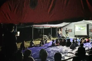 Warga yang mengungsi akibat terdampak aktivitas Gunungapi Ibu di Halmahera Barat, Maluku Utara. PVMBG menyebut aktivitas Gunungapi Ibu dari Level III menjadi Level IV pada Kamis (16/5/2024) lalu (foto: Dok BNPB)