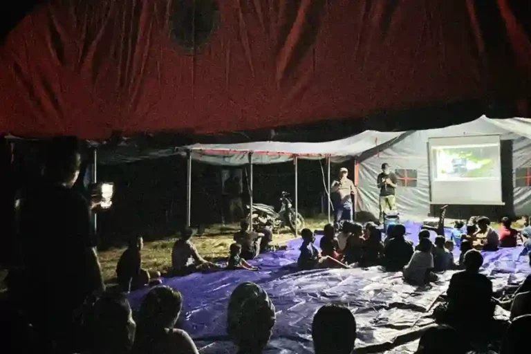 Warga yang mengungsi akibat terdampak aktivitas Gunungapi Ibu di Halmahera Barat, Maluku Utara. PVMBG menyebut aktivitas Gunungapi Ibu dari Level III menjadi Level IV pada Kamis (16/5/2024) lalu (foto: Dok BNPB)