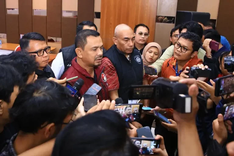 Dirnarkoba Bareskrim Brigjen Pol Mukhti Juharsa saat memberikan keterangan di depan awak media (foto: Dok Humas Polri)