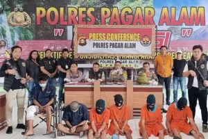 Akhir Petualangan Jarwo, Pentolan Pencuri Licin di Pagaralam Komplotan pencuri pimpinan Jarwo setelah berhasil dibekuk polisi (foto: Dok Humas Polri)