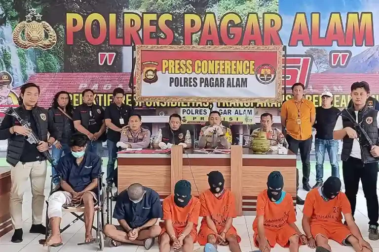 Akhir Petualangan Jarwo, Pentolan Pencuri Licin di Pagaralam Komplotan pencuri pimpinan Jarwo setelah berhasil dibekuk polisi (foto: Dok Humas Polri)