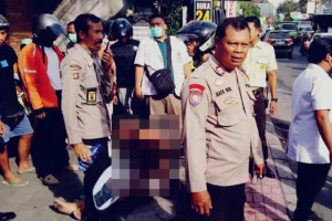 Petugas mengamankan WNA yang mengamuk (foto: Dok Humas Polri)