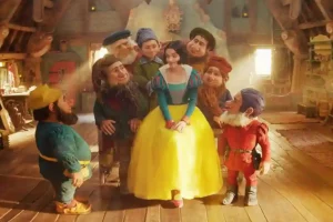 Rachel Zegler bersama para kurcaci dalam Snow White (2025)