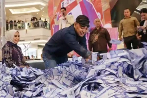 Transaksi SSF 2024 di HJKS ke-731 Pecahkan Rekor, Wali Kota Eri Cahyadi: Lebih dari Rp2 Triliun! Wali Kota Eri Cahyadi dan Ketua Dekranasda Surabaya, Rini Indriyani saat mengambil kupon undian pemenang