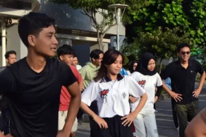 SKENA atau Senam Kebugaran Energik dan Ngobrol Asyik, yang digelar di halaman dan ruang tunggu poliklinik rawat jalan RSND (foto: Dok Humas Undip)