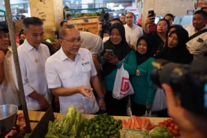 Menteri Perdagangan Zulkifli Hasan saat berdialog dengan pedagang di Pasar Tagog Padalarang di Kabupaten Bandung Barat