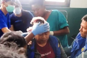 Patroli Ditingkatkan, Polisi Buru Pelaku Penembakan Tukang Ojek di Puncak Jaya Korban saat mendapat perawatan medis di RSUD Mulia (foto: Dok Humas Polri)
