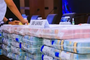 Barang bukti uang sindikat judi online. Polri menyebut perputaran uang di 3 situs judi daring mencapai Rp 1 triliun.