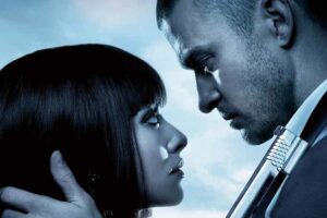 Sinopsis In Time (2011), Film Sarat Pesan Moral yang Sukses Secara Komersial Justin Timberlake dan Amanda Seyfried dalam In Time (2011)