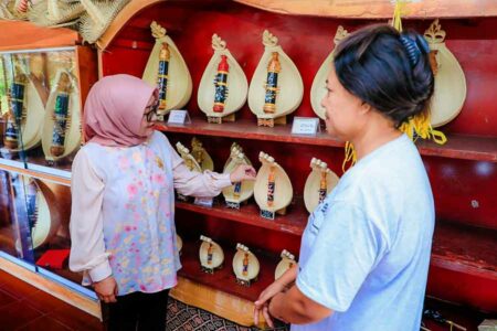 Pj. Ketua Dekranasda Isye Dorong Kolaborasi Pengrajin Anyaman dan Sasando NTT dengan Jatim