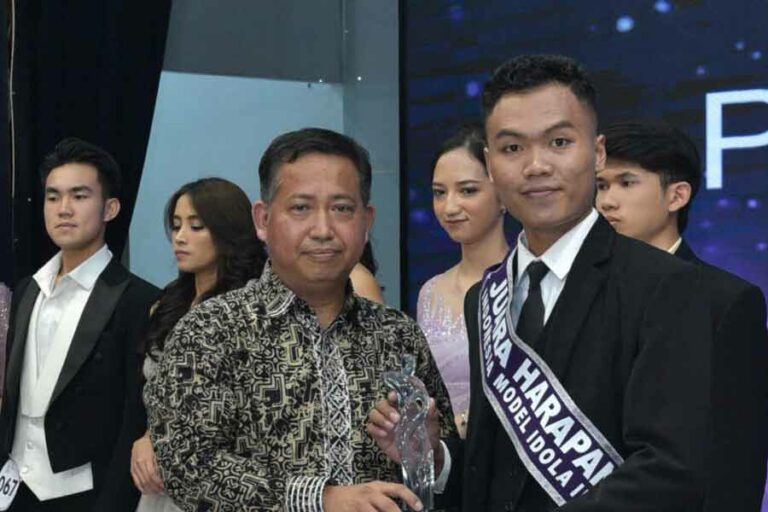 Mahasiswa Universitas Diponegoro jadi Juara Ajang Indonesia Model Idola Rendi Oktafian Ali Saputra, mahasiswa Universitas Diponegoro, peraih Juara 1 Sosial Media – Kategori D dan Juara Harapan 3 – Kategori D pada ajang Indonesia Model Idola III Tahun 2024.