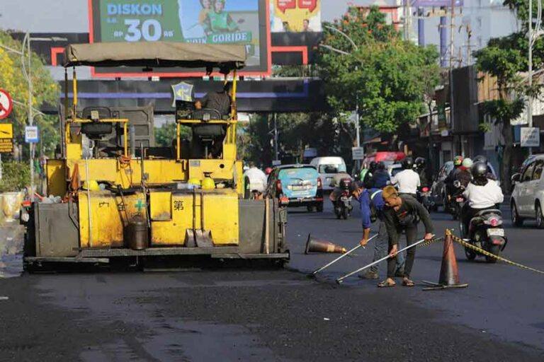 Proses pengaspalan jalan di wilayah pusat kota Surabaya