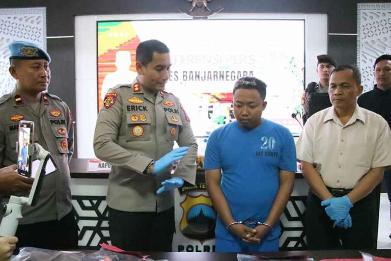 Wanita di Banjarnegara Dibunuh Mantan Suami karena Menolak Rujuk Kapolres Banjarnegara AKBP Erick Budi Santoso saat menanyakan motif pembunuhan pada tersangka
