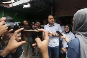 Wali Kota Surabaya Eri Cahyadi saat melakukan pemeriksaan proses pemasangan 58 titik Penerangan Jalan Umum (PJU) di kawasan RW 1, Kampung Kalimas Baru, Kelurahan Tanjung Perak, Surabaya