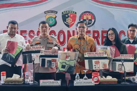 Polresta Bandara Soetta Bongkar Pencurian Modus Bobol Koper, 5 Petugas Porter Jadi Tersangka Polresta Bandara Soekarno-Hatta menunjukkan barang bukti kasus pencurian barang berharga milik penumpang pesawat.