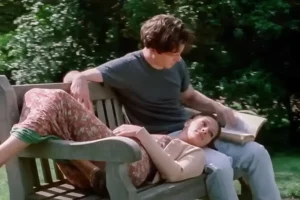 Notting Hill (1999), Film Romantis 1990-an Terlaris yang Dibintangi Julia Roberts dan Hugh Grant Julia Roberts dan Hugh Grant dalam sebuah adegan di Notting Hill (1999)