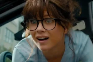 Alice Dufour dalam sebuah adegan dalam film Superwho? (2021)