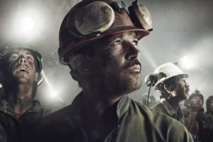 Sinopsis The 33 (2015), Film Pilihan Berdasar Kisah Nyata Tragedi Tambang San José Antonio Banderas dan para pemain film The 33 (2015)