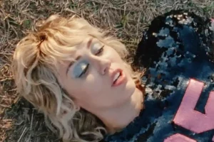 Tangkapan layar Official Video Angels Like You, Miley Cyrus