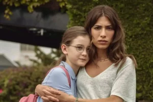 Evin Ahmad dan Indica Watson dalam Who Is Erin Carter? (2023) (foto: Dok Netflix)