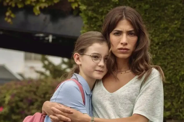 Evin Ahmad dan Indica Watson dalam Who Is Erin Carter? (2023) (foto: Dok Netflix)