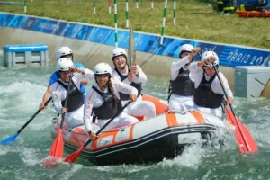 Obor Olimpiade Semarakkan Seine-et-Marne, Dari Fontainebleau hingga Meaux Obor Olimpiade 2024 saat dibawa tim peraih medali perunggu para-dayung di Paralimpiade Tokyo (foto: Laurent Vu, SIPA PRESS)