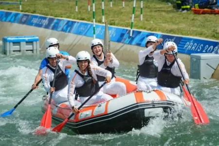 Obor Olimpiade Semarakkan Seine-et-Marne, Dari Fontainebleau hingga Meaux Obor Olimpiade 2024 saat dibawa tim peraih medali perunggu para-dayung di Paralimpiade Tokyo (foto: Laurent Vu, SIPA PRESS)
