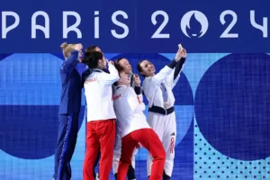 Peraih medali perak Sarah Bacon dan Kassidy Cook dari Amerika Serikat, peraih medali emas Yani Chang dan Yiwen Chen dari China, serta peraih medali perunggu Yasmin Harper dan Scarlett Mew Jensen dari Inggris Raya berpose Victory Selfie setelah kompetisi (foto: Sarah Stier/Getty Images/dok Samsung)