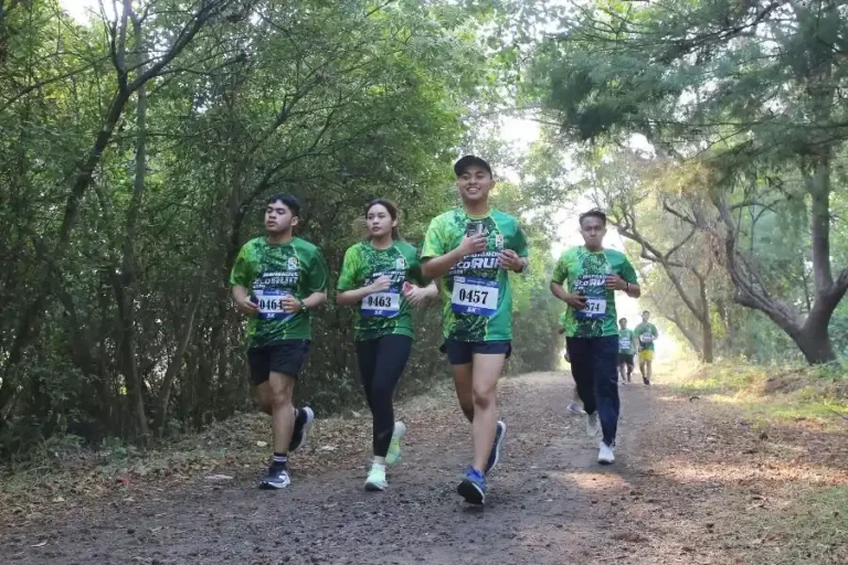 Peserta Mangrove Eco Run melintasi beberapa spot di kawasan KRM Gunung Anyar
