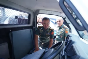 Kasum TNI Letjen TNI Bambang Ismawan melihat mobil hibah dari Kejaksaan RI berupa 2 unit Mobil Kawal dan 8 unit Mobil Tahanan Militer.